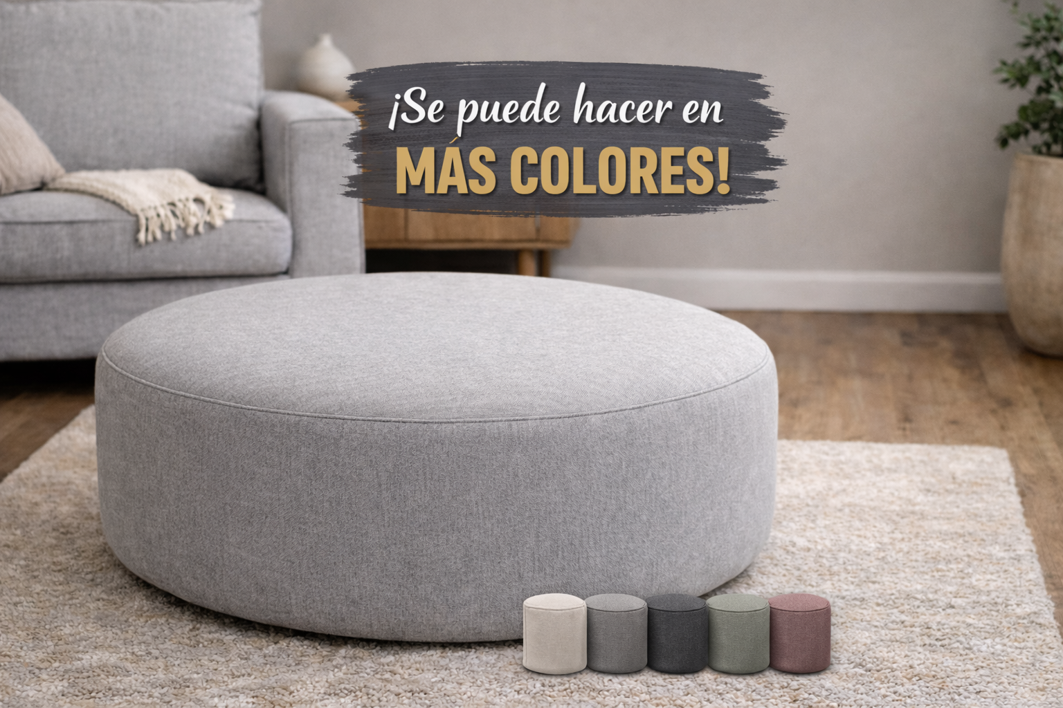XL TEXTO CENTRADO Puff redondo tapizado sin almacenaje, disponible en varios colores, en ambiente de salón.